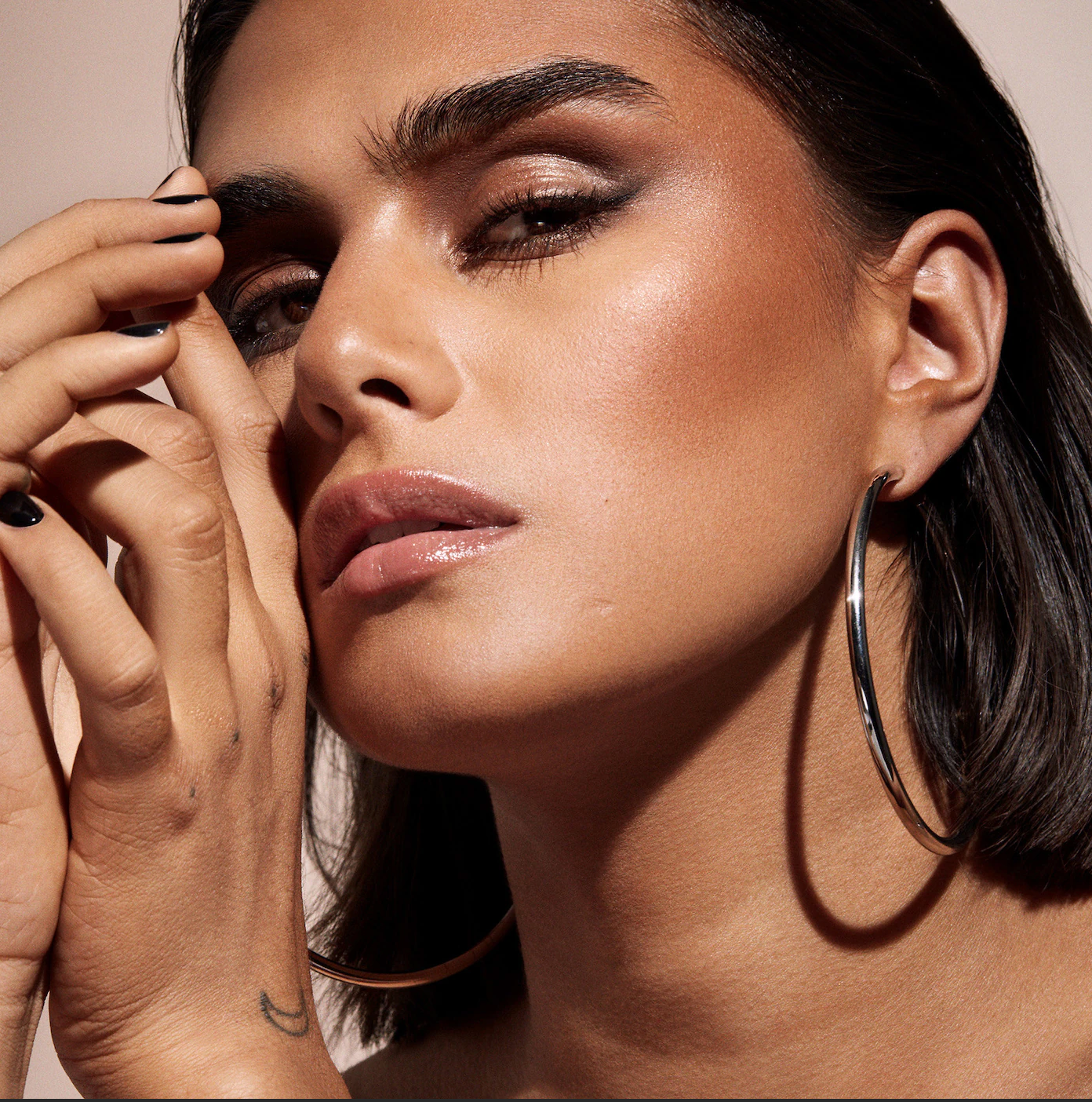 Fenty Beauty - Sun Stalk'r Instant Warmth Bronzer | Bajan Gyal - tan with warm undertones
